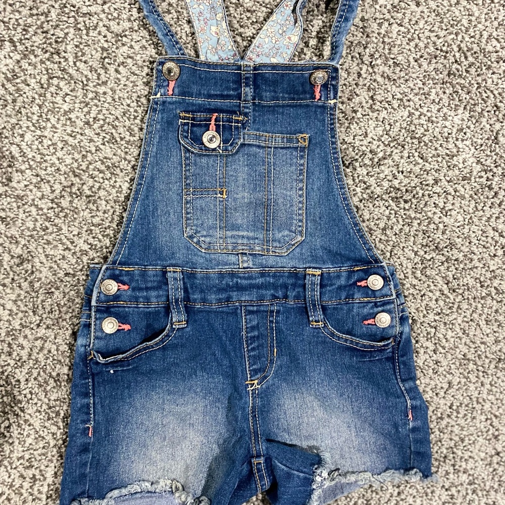 Super cute 🥰 Jordace old school overall shorts.